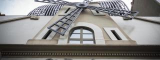 El Molino es uno de los símbolos de la avenida del Paral·lel / HUGO FERNÁNDEZ