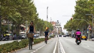La avenida del Paral·lel es una de las calles más conocidas de Barcelona / HUGO FERNÁNDEZ