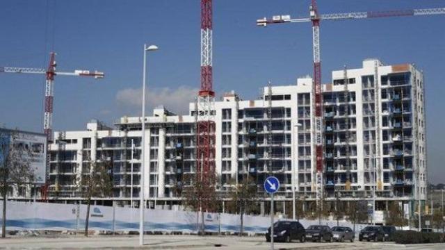 Acuerdo entre Colau y Generalitat para la reserva del 30% de las promociones a pisos sociales / EP