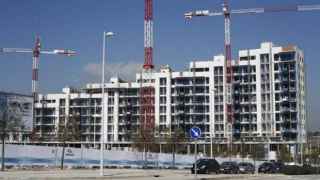 Acuerdo entre Colau y Generalitat para la reserva del 30% de las promociones a pisos sociales / EP