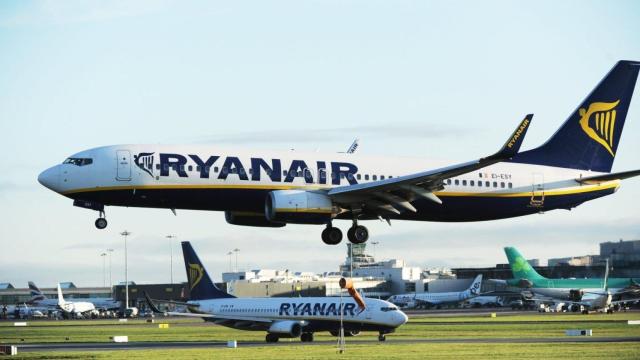 Aviones de Ryanair en pista / EFE
