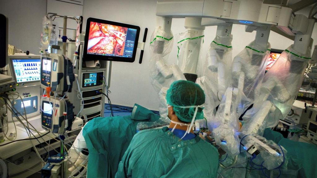 Personal quirúrgico en El Vall d'Hebron / EFE