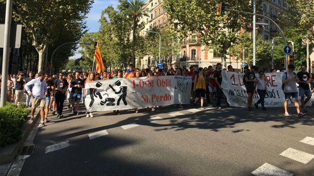 Protesta universitaria cortando la Diagonal a la altura de la calle Casanova / MIKI