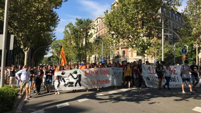 Protesta universitaria cortando la Diagonal a la altura de la calle Casanova / MIKI