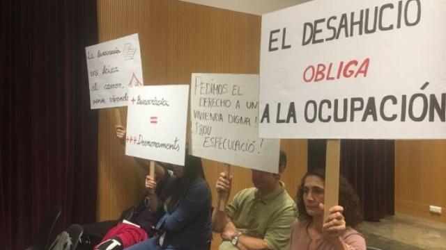 Vecinos de Nou Barris contra los desahucios abiertos en el pleno del distrito / A.O. 