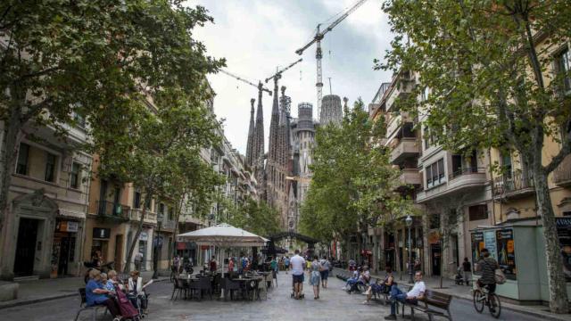 La Sagrada Família, uno de los iconos de Barcelona, vista desde la avenida Gaudí / HUGO FERNÁNDEZ