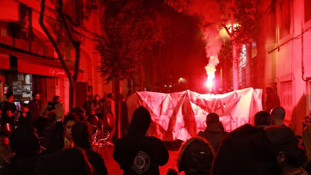 Los okupas de 'Ca la Trava' tomando las calles de Gràcia / HUGO FERNÁNDEZ