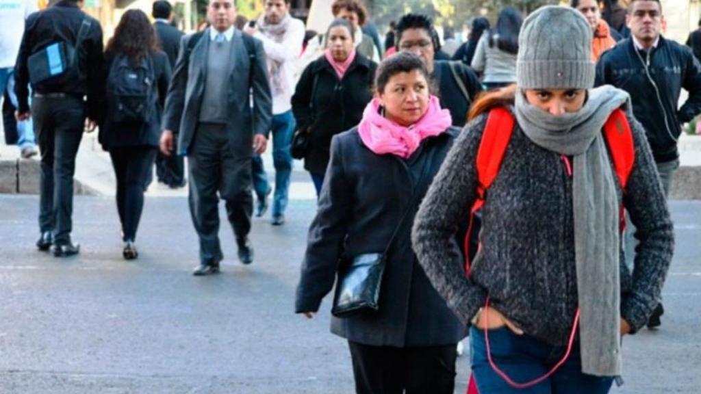 Personas con frío paseando por Barcelona / Archivo