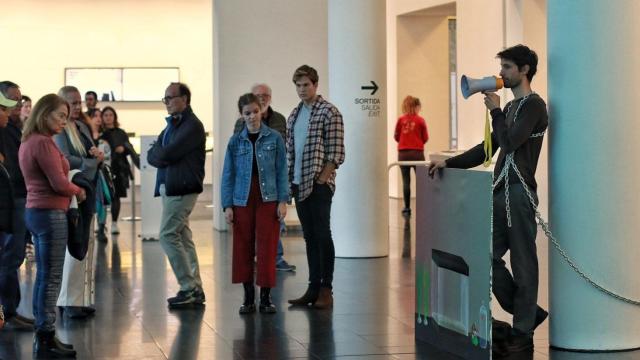 Performance de Adrián Pino en el MACBA / HUGO FERNÁNDEZ