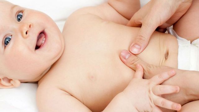 El masaje infantil es una técnica que alivia y ayuda al bebé a relajarse y dormir mejor / Acompañando