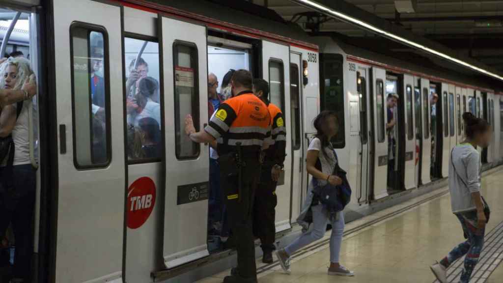 Vigilantes de seguridad en el metro de Barcelona / Archivo
