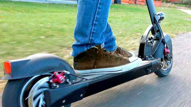 Un usuario de patinete eléctrico en una imagen de archivo