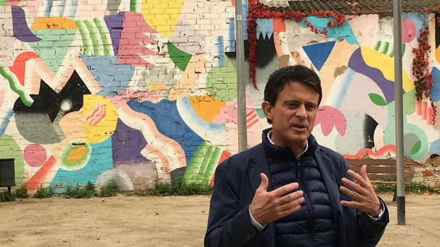 Manuel Valls, en 'El Ranxo de El Carmel', durante una visita privada al barrio / MIKI