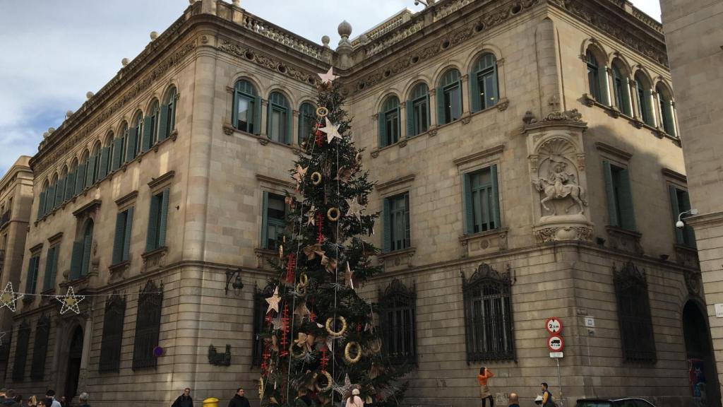 L'arbre de Nadal a la plaça Sant Jaume en una imatge d'arxiu