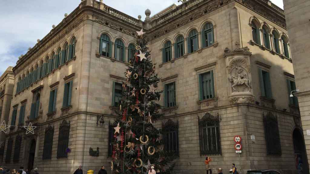 El árbol de Navidad en la plaza Sant Jaume en una imagen de archivo
