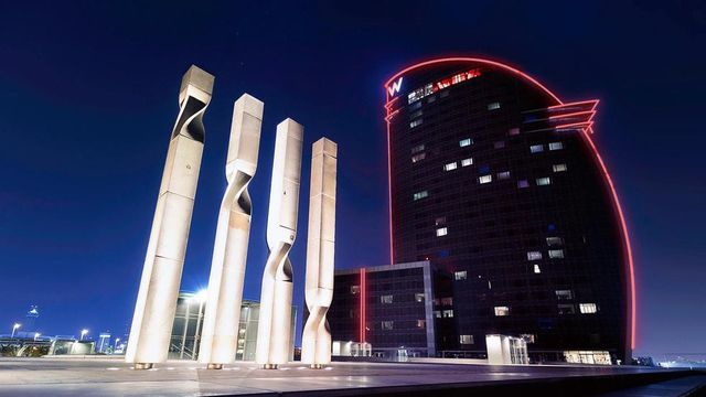 El hotel W de Barcelona iluminado de rojo por el Día Mundial de la lucha contra el VIH