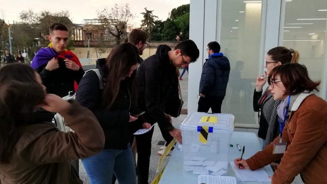 Referéndum sobre la monarquía en la UB / @ForaCatBorbo/TWITTER