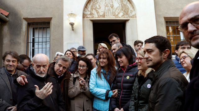 Diputados en el Parlament a punto de iniciar la huelga de hambre el los Caputxins de Sarrià / EFE