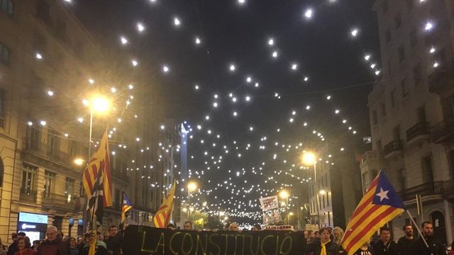 Imagen de los manifestantes independentistas con la pancarta reivindicativa / PAULA BALDRICH