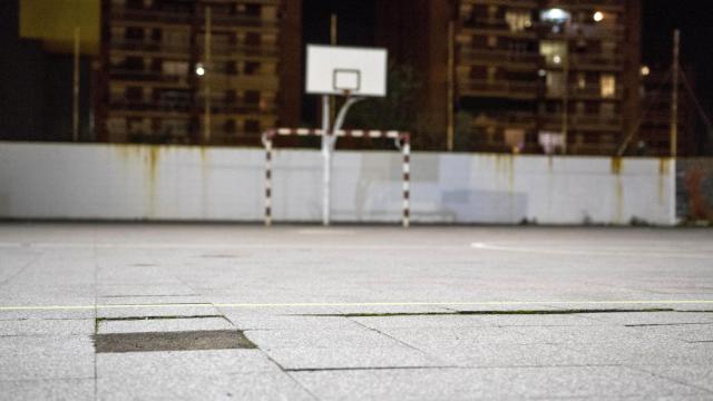 Una de las pistas de baloncesto descubiertas del barrio de Canyelles, que Ciutadans dice que el Ayuintamiento ha abandonado / HUGO FERNÁNDEZ