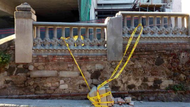 Un trozo de hormigón desprendido impide el paso por la acera / HUGO FERNÁNDEZ