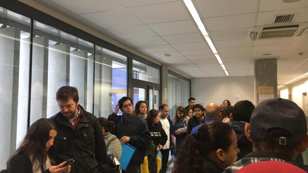 Cues a l'oficina d'Extranjeria de la comissaria de Rambla Guipúscoa a Barcelona / PM