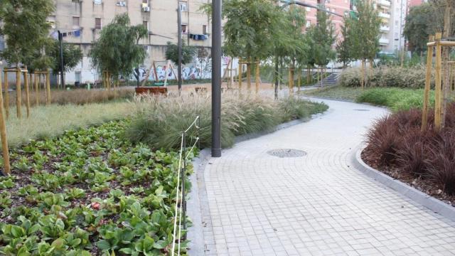 La nueva zona ajardinada en el distrito de Sant Andreu / EUROPA PRESS
