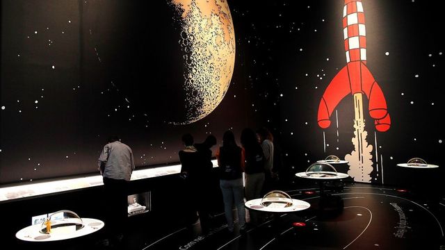 El cohete de Tíntín se perfila sobre la Luna que pisó Armstrong / EFE, Alejandro García