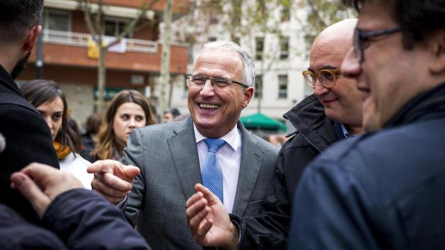 El candidato del PP, José Bou, dice que Torra es el líder de los CDR y amenaza con querellarse contra él / HUGO FERNÁNDEZ