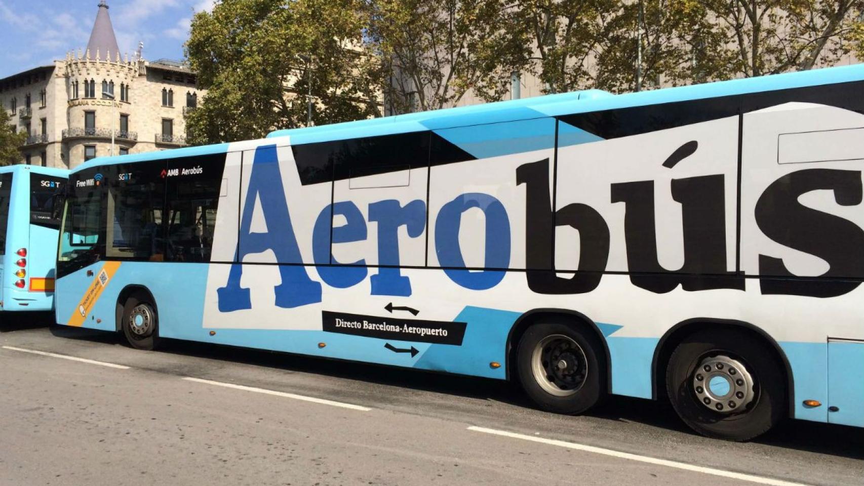Un Aerobús, en la zona de salida de plaza Cataluña / ARCHIVO