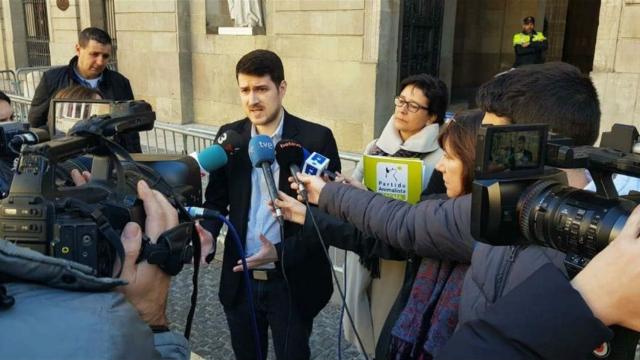 Nacho Pascual, portavoz de PACMA en Catalunya, habla tras la entrega de las firmas / EP
