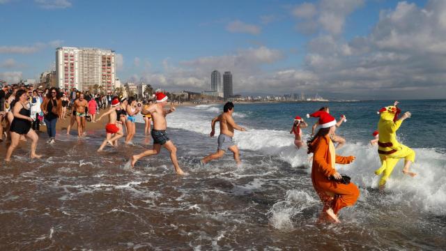 Participantes en el primer baño de 2019 en Barcelona / EFE / TONI ALBIR