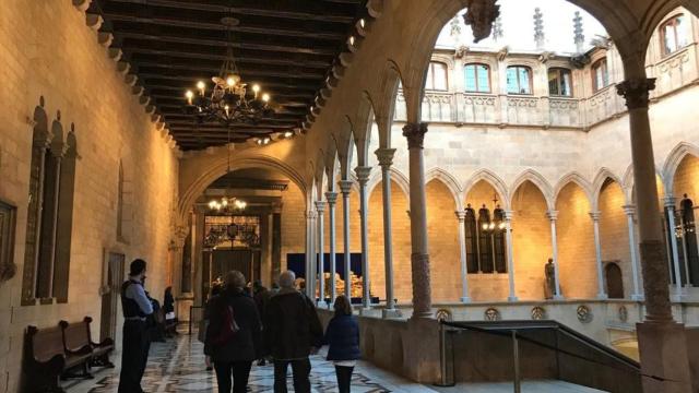 Turistas visitando el Palau de la Generalitat