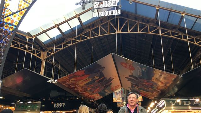 Salvador Capdevila, en la entrada principal de La Boqueria, el mercado de su vida / MIKI