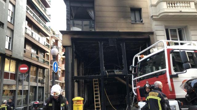 El local de la calle de Balmes, arrasado por el fuego / TWITTER @NOGUELENA