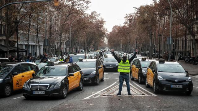 Los taxistas, ocupando la Gran Vía de les Corts Catalanes en una protesta  / HUGO FERNÁNDEZ