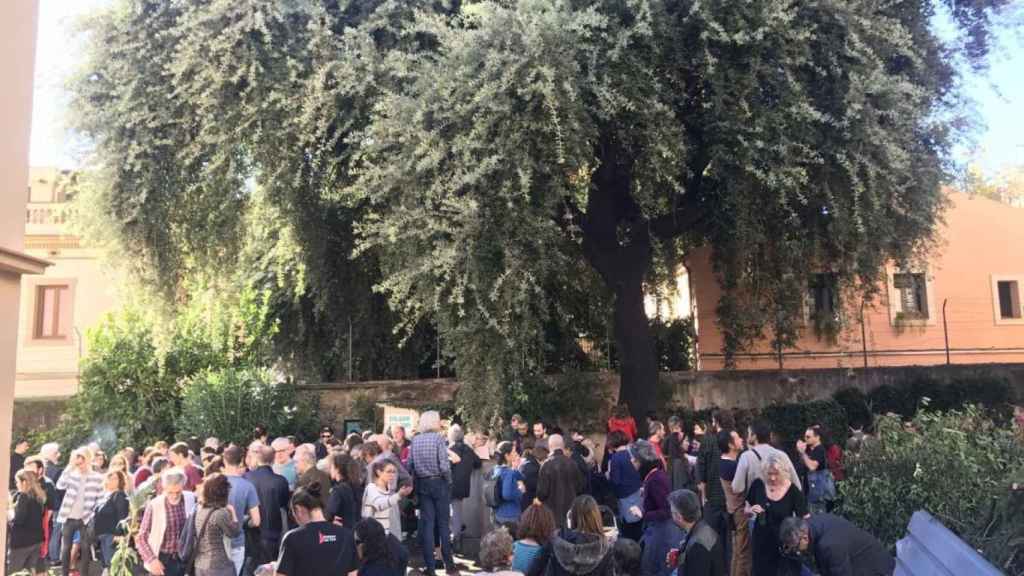 Veïns reunits al voltant de la grevolera al carrer Encarnació durant una protesta el 2019