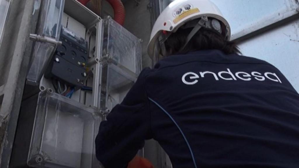 Operari intervenint en una instal·lació manipulada