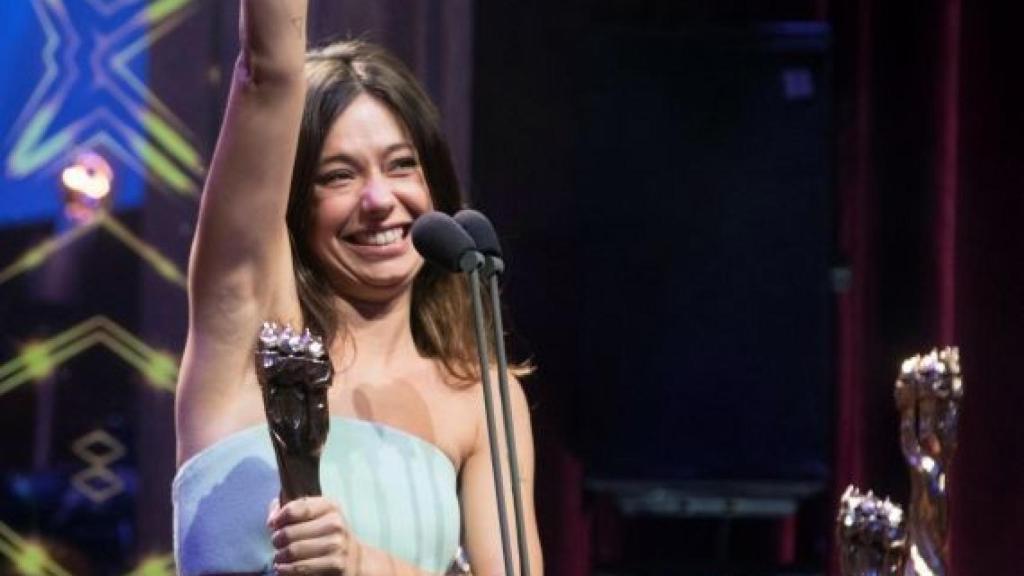 Anna Castillo alzándose con un Gaudí / EFE