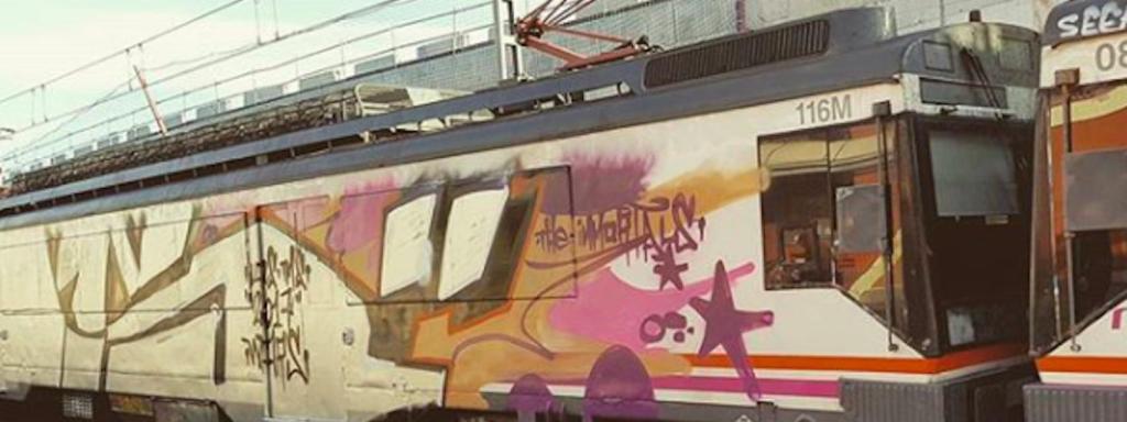 Un tren de rodalies pintat amb grafits a l'estació de Sant Andreu Comtal / INSTAGRAM