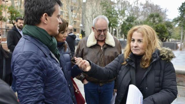 Manuel Valls, junto a una vecina de El Besòs, un barrio que los vecinos ven sucio e inseguro / VALLS BCN 2019