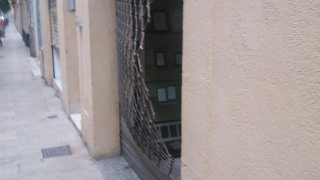 La verja de un comercio de Poblenou destrozada