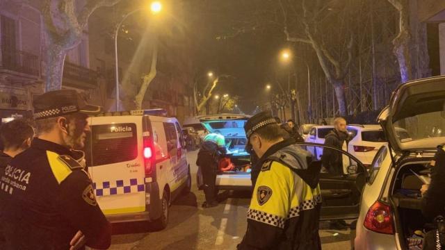 Imagen del momento en el que los agentes detenían al conductor temerario en Poblenou / GUÀRDIA URBANA