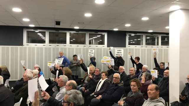 Un grupo de vecinos protesta en el consejo de barrio de Porta, en el que no apareció Janet Sanz, por la construcción de un pipicán / PDeCAT