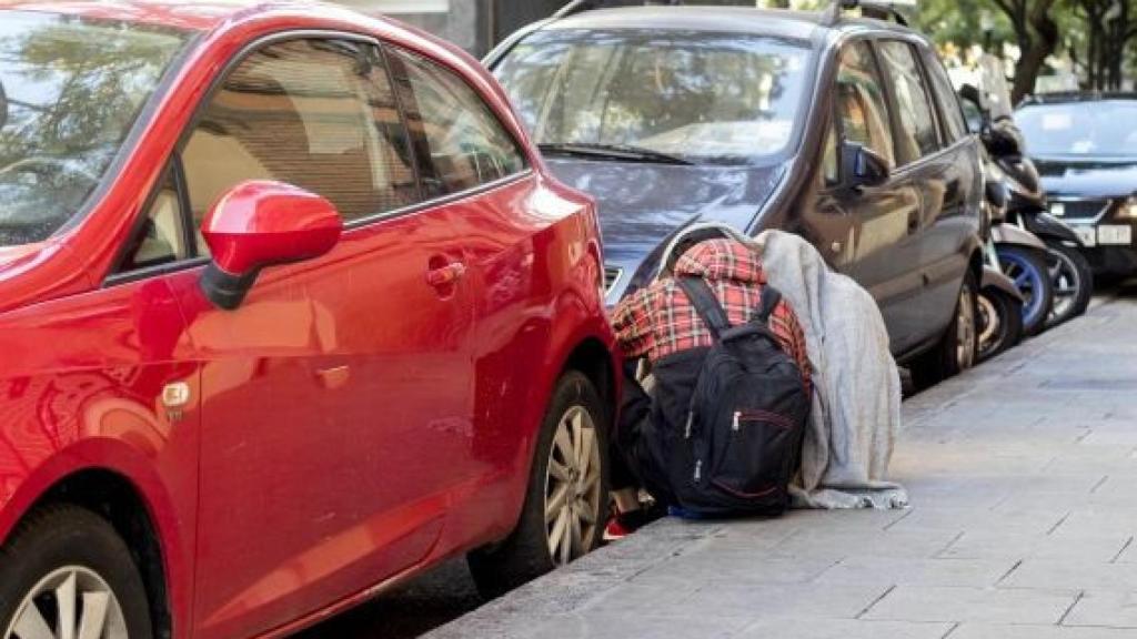 Una parella de joves es droguen a pocs metres del solar de Drassanes / HUGO FERNÁNDEZ
