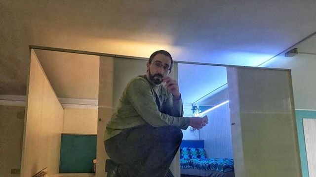 Marc Olivé, fundador de Haibu 4.0, mostrando a Metrópoli Abierta los pisos colmena / P. B.