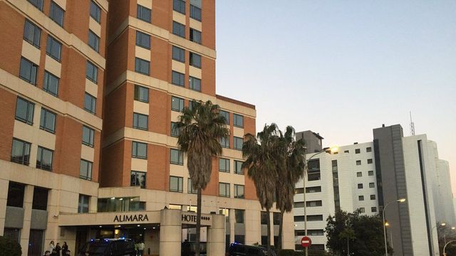 Los mossos han blindado el hotel Alimara de Barcelona, donde se celebraba un acto de Vox / TWITTER @LAIAPAF