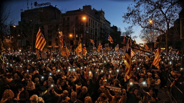 Miles de personas marchan en BCN contra el juicio por el 1-O / HUGO FERNÁNDEZ