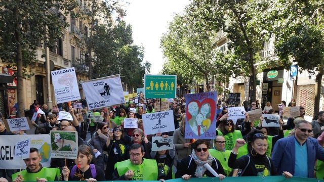 Los dueños de perros marchan en BCN contra el gobierno de Colau / TWITTER @DSS1712