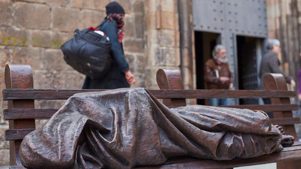 L'estàtua 'Jesús homeless' exposada davant l'església de Santa Anna / EFE